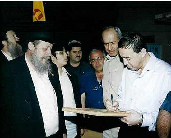 08.04.2004 мэр поселения Далиат, доктор Ахмар Хасун, подписывает документ с призывом соблюдать 7 заповедей Бней Ноах