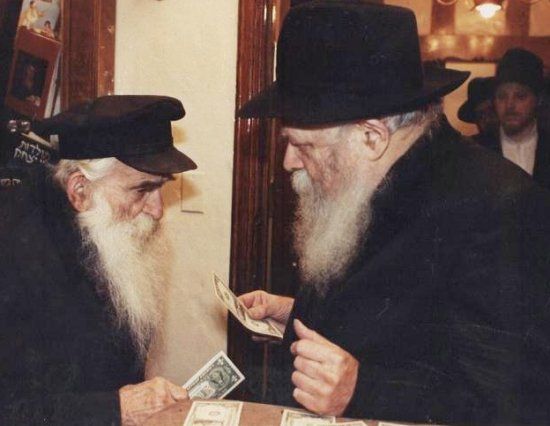 Р. Берке Хен во время раздачи долларов...