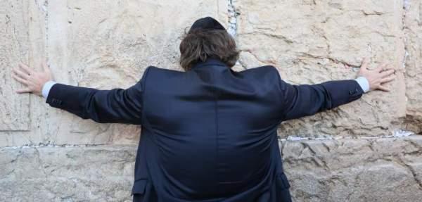 Хавьер Милей во время молитвы (thekotel.org)