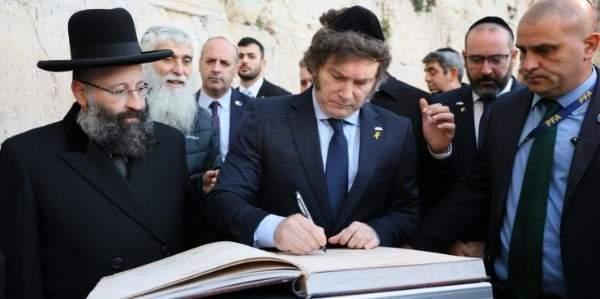 Хавьер Милей расписывается в книге посетителей (thekotel.org)