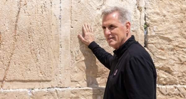 Маккарти возле Котеля | фото: thekotel.org