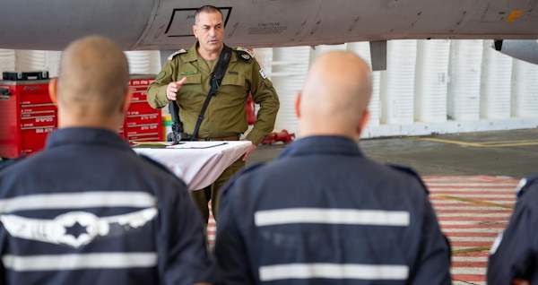 Начальник генштаба с  экипажами ВВС(IDF)