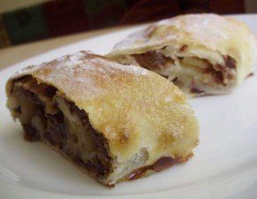 Яблочный штрудель с орехами пекан и изюмом