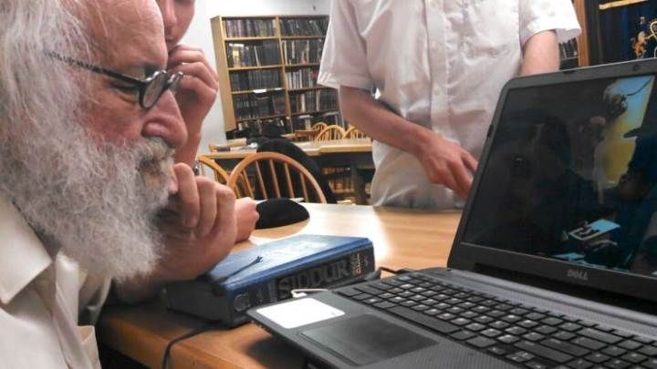 Он смотрит видеозапись своего разговора с Ребе!