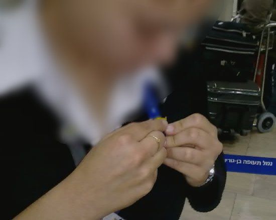Я отцепил значок, а она прицепила себе на форменный галстук.