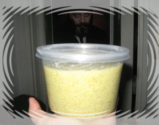 Купить его можно в любом магазине приправ. Сухой и молотый он выглядит как мелкая крупа с жутким запахом.