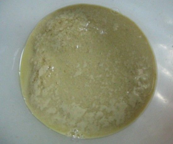 Две столовые ложки «с верхом» залить двумя стаканами воды и как следует размешать.