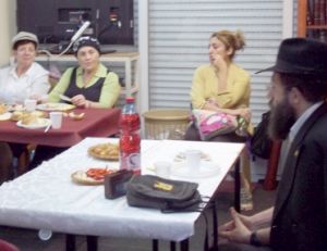 Шолем Лугов на уроке в Хайфе в Рош-Ходеш Кислев