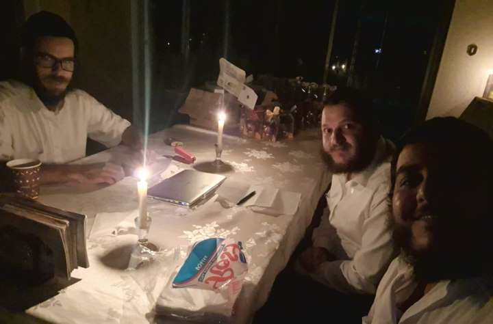 Подготовка к празднику в темноте