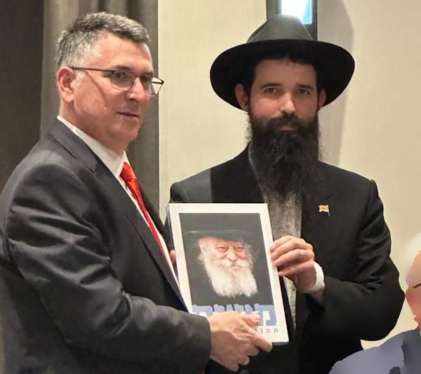Рав Аксельрод вручает министру альбом(Chabad Moldova)